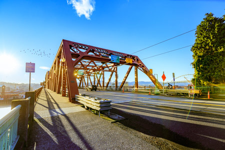 Portland, US - Dec 21, 2017 : The Broadway bridge in downtown Portland, ORのeditorial素材