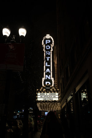Portland, Oregon, United States - Dec 23, 2017 : The Portland sign on the Arlene Schnitzer Concert Hallのeditorial素材