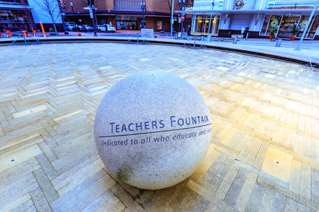Portland, Oregon, United States - Dec 22, 2017 : Teachers Fountain at Directors Park is one of the many downtown Portland Oregon resting spots.のeditorial素材