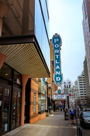 Portland, Oregon, United States - Dec 22, 2017 : The Portland sign on the Arlene Schnitzer Concert Hallのeditorial素材