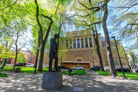 Portland, Oregon, USA - April 27, 2018 : Abraham Lincoln statue, and Portland Art Museum, South Park Blocksのeditorial素材