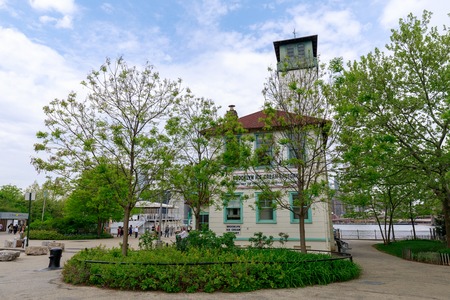 Manhattan, New York City - May 10, 2018 : View of Brooklyn bridge waterfront parkのeditorial素材