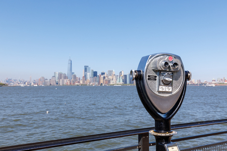 Binoculars looking to the Manhattan skyline, USAのeditorial素材