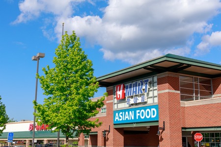 Portland, Oregon - May 21, 2018 : H Mart, Asian food, Korean Grocery Store in Portlandのeditorial素材