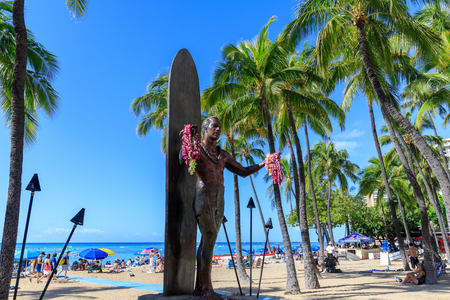 Honolulu, Hawaii - Dec 23, 2018 : Duke Kahanamoku iconic statue. Duke is considered âThe father of modern surfingâ, a master of swimming, surfing and outrigger canoe paddlingのeditorial素材