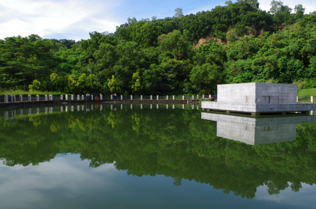 Blue sky reflectionの写真素材