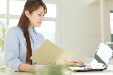 Beautiful asian businesswoman using a laptop computerの写真素材