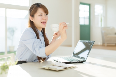Beautiful asian businesswoman using a laptop computerの写真素材
