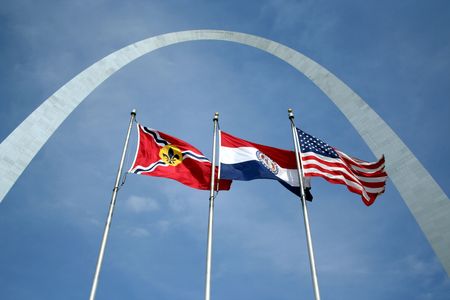 The Arch in St Louis with three flagsのeditorial素材