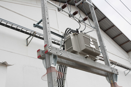Electricity distribution transformer with cooling ribs