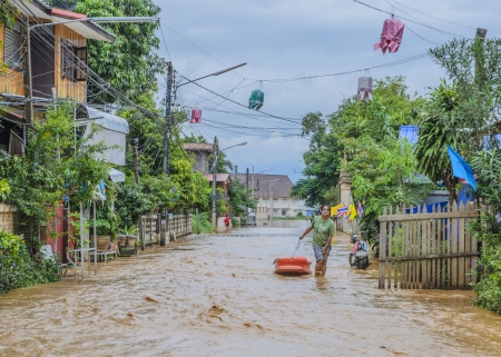 Women tow boat while floodのeditorial素材