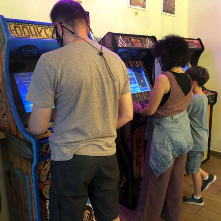 Retro arcade gaming familyのeditorial素材