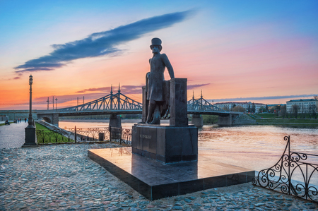 Monument to the poet Pushkin on the Volga embankment in Tver and the pink sky at sunsetのeditorial素材