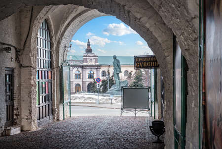 View from the arch of the exit from the Kazan Kremlin to the National Museum of Tatarstan and the monument to Musa Jalil. Caption: Kremlin souvenirsのeditorial素材