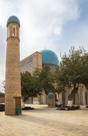 Minaret against the background of the Kok-Gumbaz mosque, Dorut Tilovat complex, Shakhrisabz, Uzbekistanの写真素材