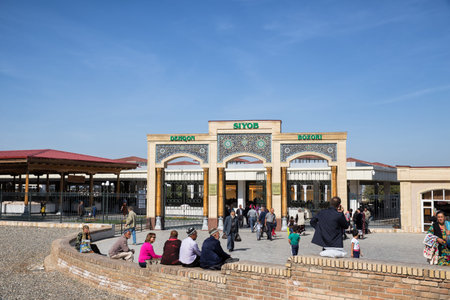 SAMARKAND, UZBEKISTAN - OCTOBER 15, 2016: Central gate to the Siab marketのeditorial素材