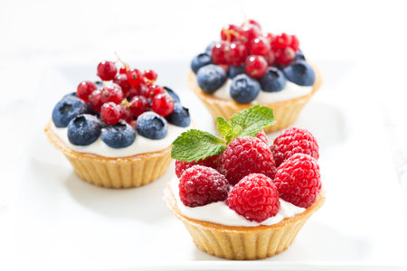 mini cakes with cream and berries, horizontalの写真素材