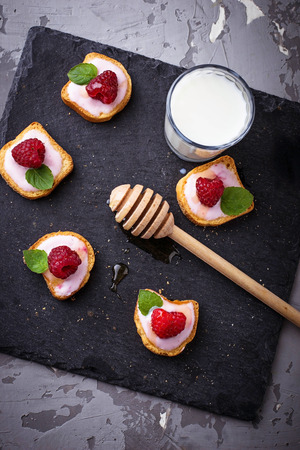 Sweet sandwiches with cream cheese and raspberry. Selective focusの写真素材