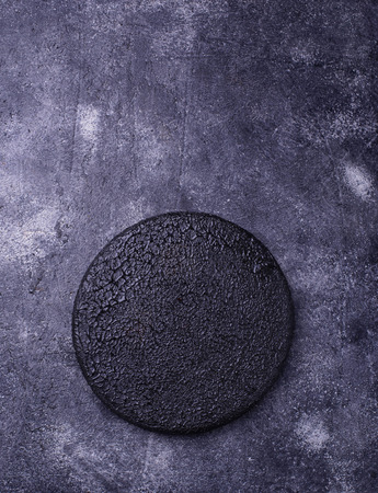 Empty black cutting board on concrete background. Top view, space for textの写真素材