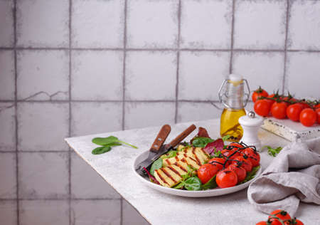 Vegetable salad with grilled halloumi cheeseの写真素材