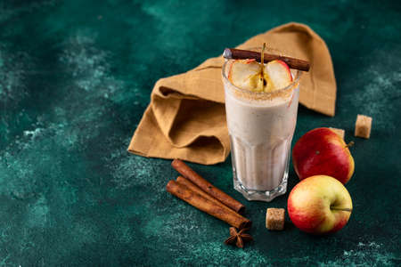 Autumn spiced apple pie smoothieの写真素材
