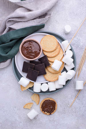 Smores with marshmallow, chocolate and crackersの写真素材