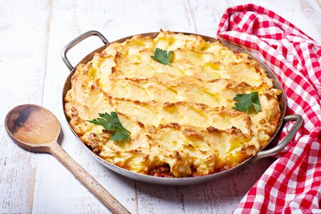 Shepherdâs pie in a pan on wooden backgroundの写真素材