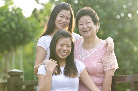 asian family with 2 daughters outdoor with morning sunlight light leaksの写真素材