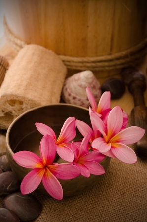 tropical spa setup with frangipani flower
の写真素材