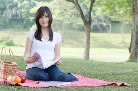 asian college student studying outdoor	
の写真素材