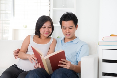 asian chinese pregnant couple readingの写真素材