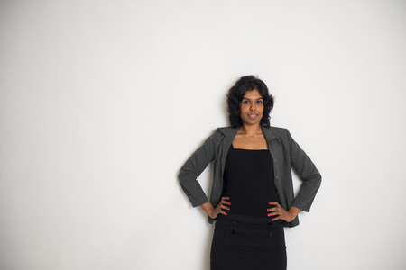 indian business woman with plain background

の写真素材