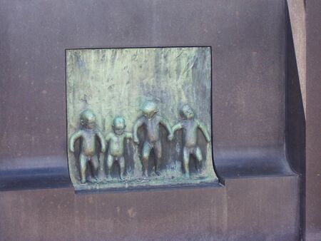 Vigelandsparken, Oslo, Norway in July 2007: sculpture of little children holding hands in a Park Vigelandのeditorial素材