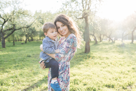 Mom keeps the baby in her armsの写真素材