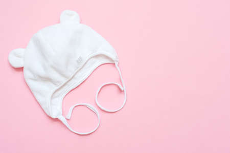 Children's white hat on a pink background. Place for textの写真素材