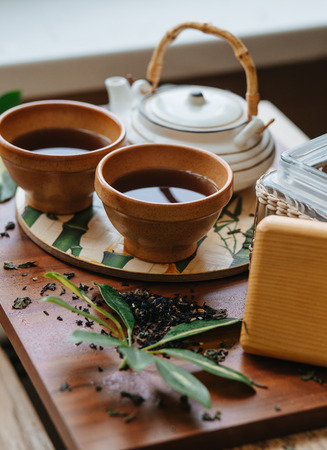 Black brew tea in cupsの写真素材