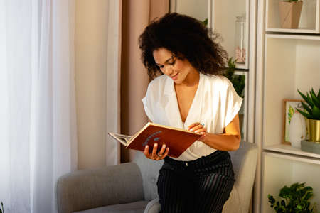 business young girl talking on the phoneの写真素材