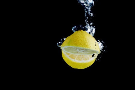 Lemon drop into the water の写真素材
