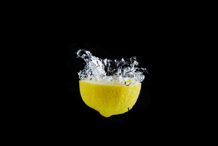 Lemon drop into the water の写真素材