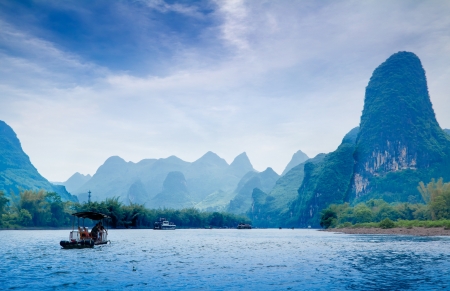Beautiful Yu Long river Karst mountain landscape in Yangshuo Guilin, Chinaのeditorial素材