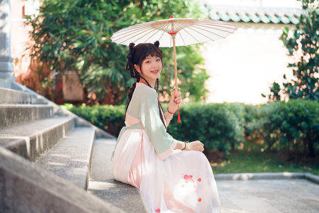 The girl in traditional Chinese dress is in the gardenの写真素材