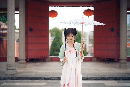 The girl in traditional Chinese dress is in the gardenの写真素材