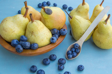 Juicy pears in bowl with fresh blueberryの写真素材