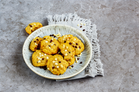 Homemade dark and white chocolate chip cookies in plate close up - Imageの写真素材