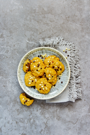 Homemade dark and white chocolate chip cookies on plate flat lay top view - Imageの写真素材