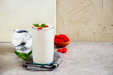 Raspberry yoghurt smoothie in glass jarの写真素材