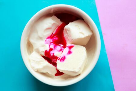 vanilla ice cream in white bowl top viewの写真素材