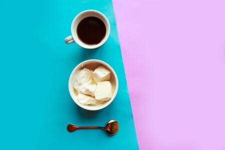 vanilla ice cream in white bowl top viewの写真素材