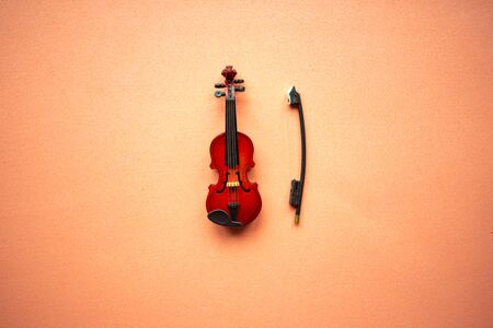 violin on pink pastel backgroundの写真素材