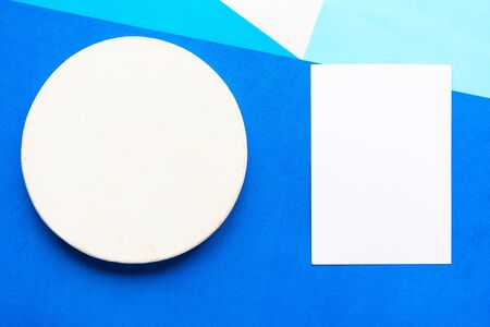 Round mockup template and white mockup blank on geometric blue background. Minimal concept. Copy space for the textの写真素材